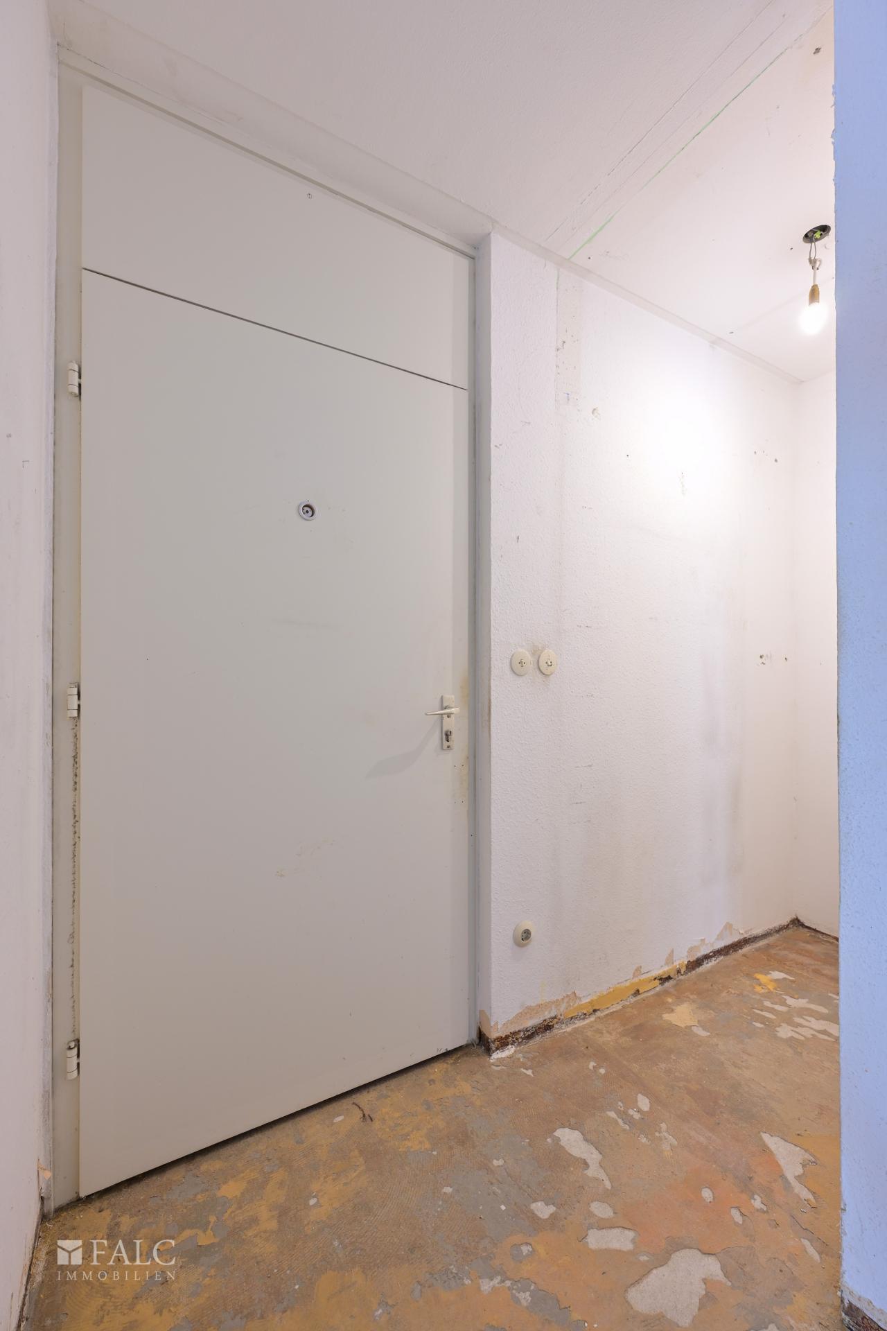 Eingangstür mit Nische 